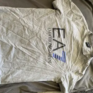 Ea7 tshirt inköpt från hemsidan 2020, använd fåtal gånger och är i strlk M✌️