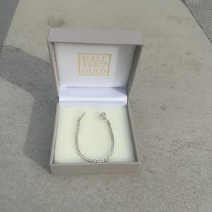 Silverarmband  - Säljer en silverlänk då den inte passar mig längre.