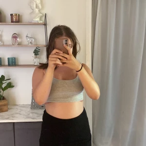 Topp  - Jätte fin grå topp från Gina❤️den ä lite tajts på mig som har storlek S o tröjan är i storlek xs