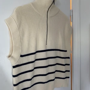 Väst ZARA  - Använd 2-3 gånger. Passar storlek S-M. 