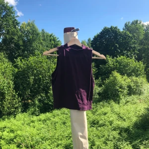 Två toppar från hm - Två liknande toppar från H&M i bra skick. De är i storlek s och m men är mycket stretchiga så passar nog de flesta. Du får båda för 50kr.