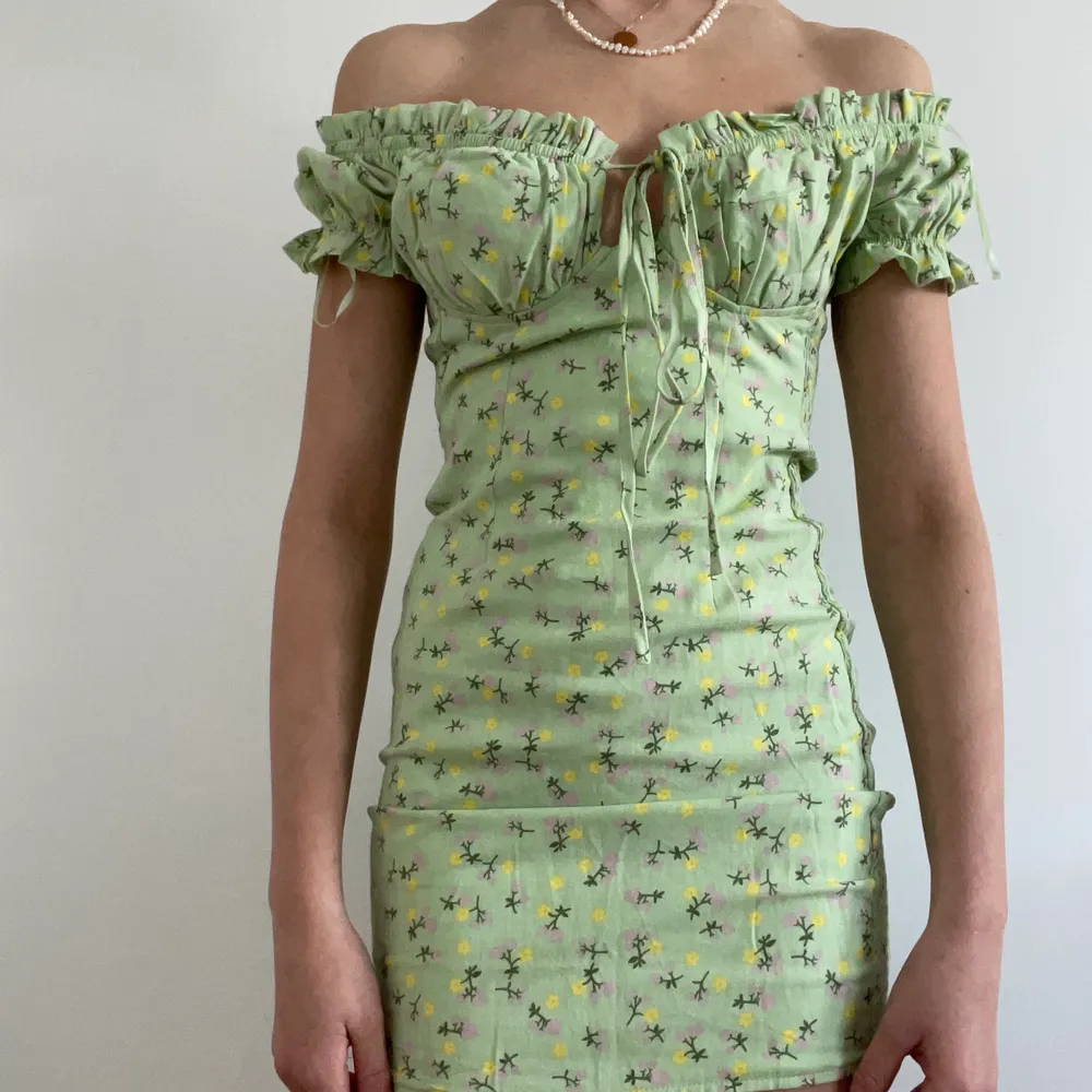 Jättefin klänning från Urban outfitters. jag har bara använt den en gång och den är i fantastisk skick!. Klänningar.