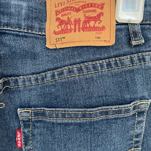 00s lowrise jeans - ett par lågmidjade raka levis jeans, själv är jag 160 och ganska smal kroppsbyggnad och dem är på gränsen försmå 