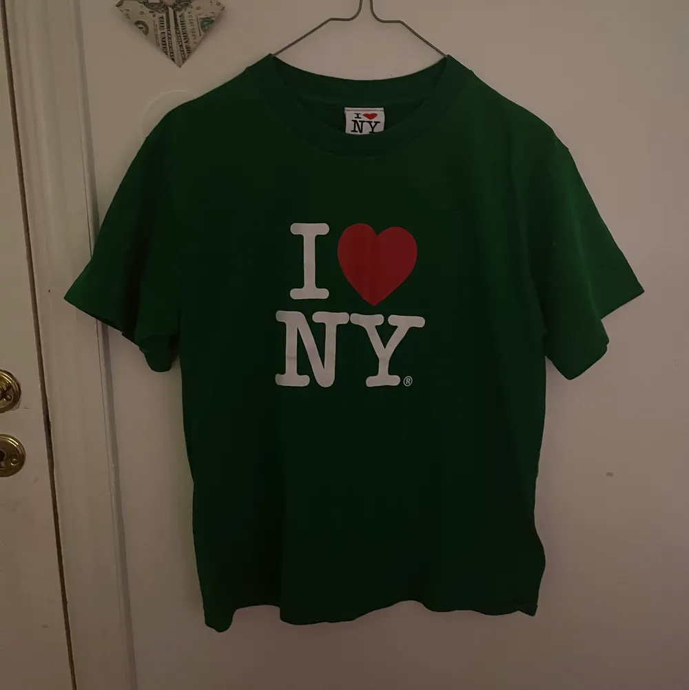 En jättecool i ❤️ New York t-shirt. Köpt i gbg och knappast använd, fett fin till ett par blåa byxor💓 det står storlek L men jag tror det är barnstorlek då den är hyfsat liten för att vara ”L”. Skulle säga mer S-M. T-shirts.
