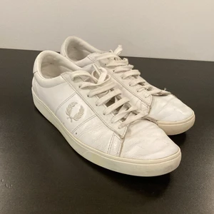 FRED PERRY 42 - strl 42 skinn