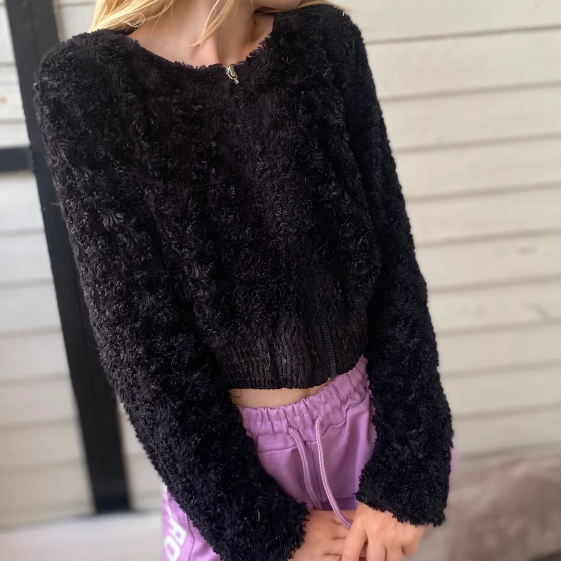 Svart lurvig tröja