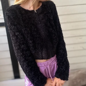 Svart lurvig tröja - Mysig tröja kan även användas som jacka i varmt väder, liten i storleken passar mig som har storlek 140