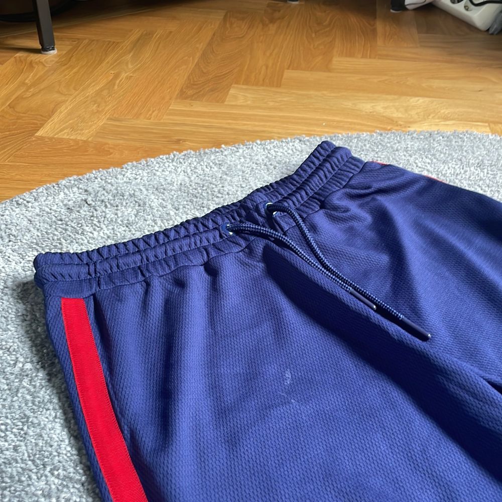 Jätte sköna, vida fila byxor som är HELT oanvända❤️🤍💙 priset kan diskuteras! Väldigt luftiga och passar nu till sommaren . Jeans & Byxor.