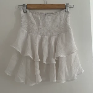 Kjol i strl Xs (34) - Vit väldigt fin kjol i strl Xs (34). Mycket bra skick, knappt använd. 