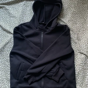Fin zip hoddie! - Väldigt bekväm och fin zip hoddie! Fin stor luva!🖤