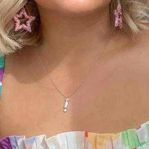 Rosa örhängen från Pfgstockholm  - Säljer dessa rosa örhängen från Pfgstockholm. Superfina och väldigt ”lätta”. Så gott som nya och kan fraktas i medföljande låda🌸