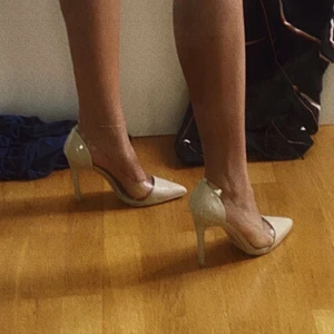 Ljusbeiga klackar - Använda en gång pga för små. Stora i storleken. Passar en som har 37