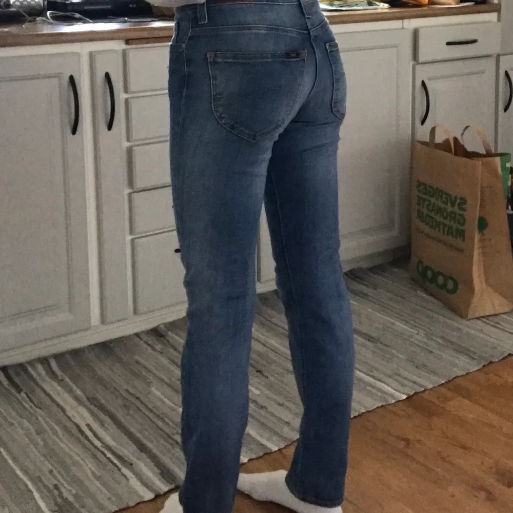Säljer dessa Lee jeans som är i jättebra skick då de inte är min stil! På bilderna syns det hur de sitter på mig som är 163cm 😊 Står ingen storlek i byxorna men skulle säga Xs/S. Bara att höra av sig om ni har några frågor, frakt betalas av köparen 😽. Jeans & Byxor.