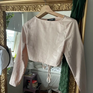 Topp med öppen rygg från missguided - Jättefin ljusrosa färg, använd en gång 