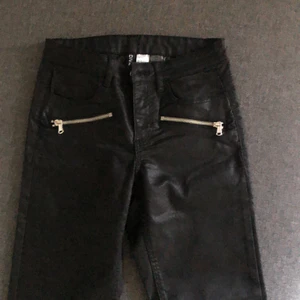 ”Skinn”-byxor  - Tajta fejk skinnbyxor med dragkedjor fram. Knappt använda. 