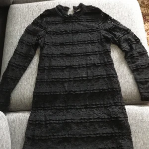 Svart långärmad klänning - En mycket bra skick svart klänning som bara har används 1 gång (skolavslutning) sen dess har den bara legat i garderoben. Skickar mer bilder om det behövs😊