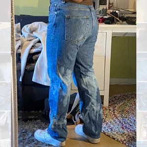Blekta Weekday Jeans - Blå jeans från weekday som jag blekt benen på. Knappt använda. Storlek 32/30. Modellen Voyage. Frakten ligger mellan 60-80kr. 