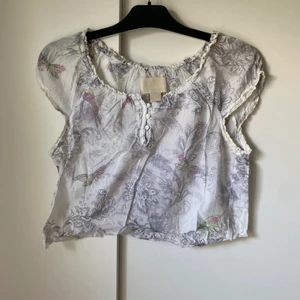 Fairy grunge topp - Fairy grunge topp med fjärilar, klippt nertill, frakten är inräknat i priset✨