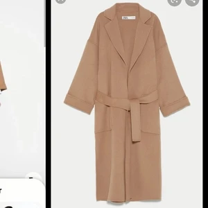Zara - Inköpt för 1495kr på Zara. Kappan är i ull.  Kappan är oversize så den passar XS-L. Ena ögglan till midjebandet saknas men bandet kan användas som vanligt ändå. 🤍 