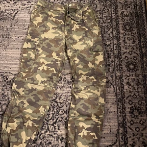 Cargobyxor camo - Cargobyxor från Cubus Strl M Fint skick  Från Cubus  