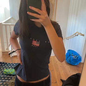 baby tee - t shirt från brandy melville, använd några få gånger men är i gott skick!🤍