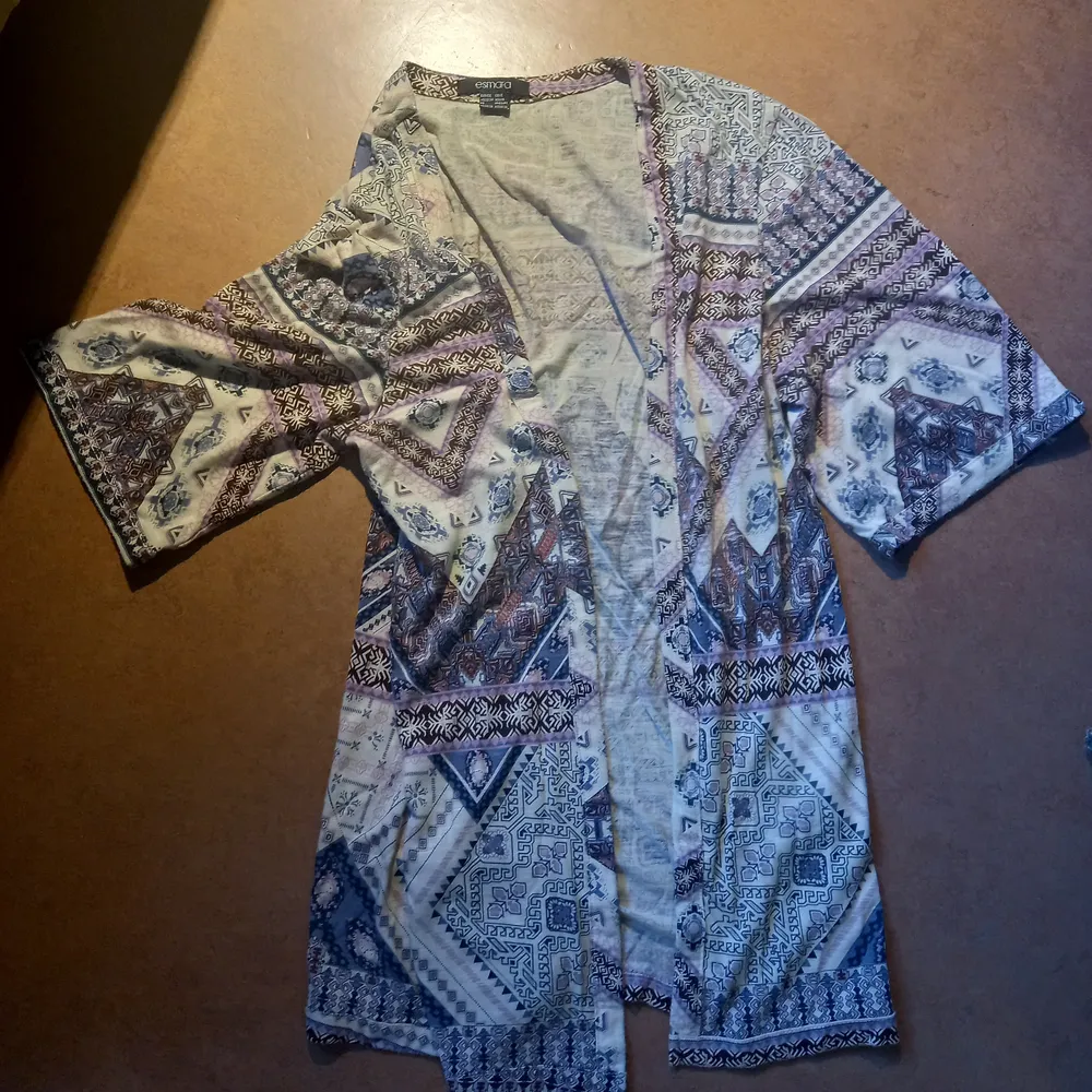 Kimono-aktig cover up. Mönstrat i fina färger och den är mjuk o skön i tyget. Säljer för 40 kr plus eventuell frakt. . Tröjor & Koftor.