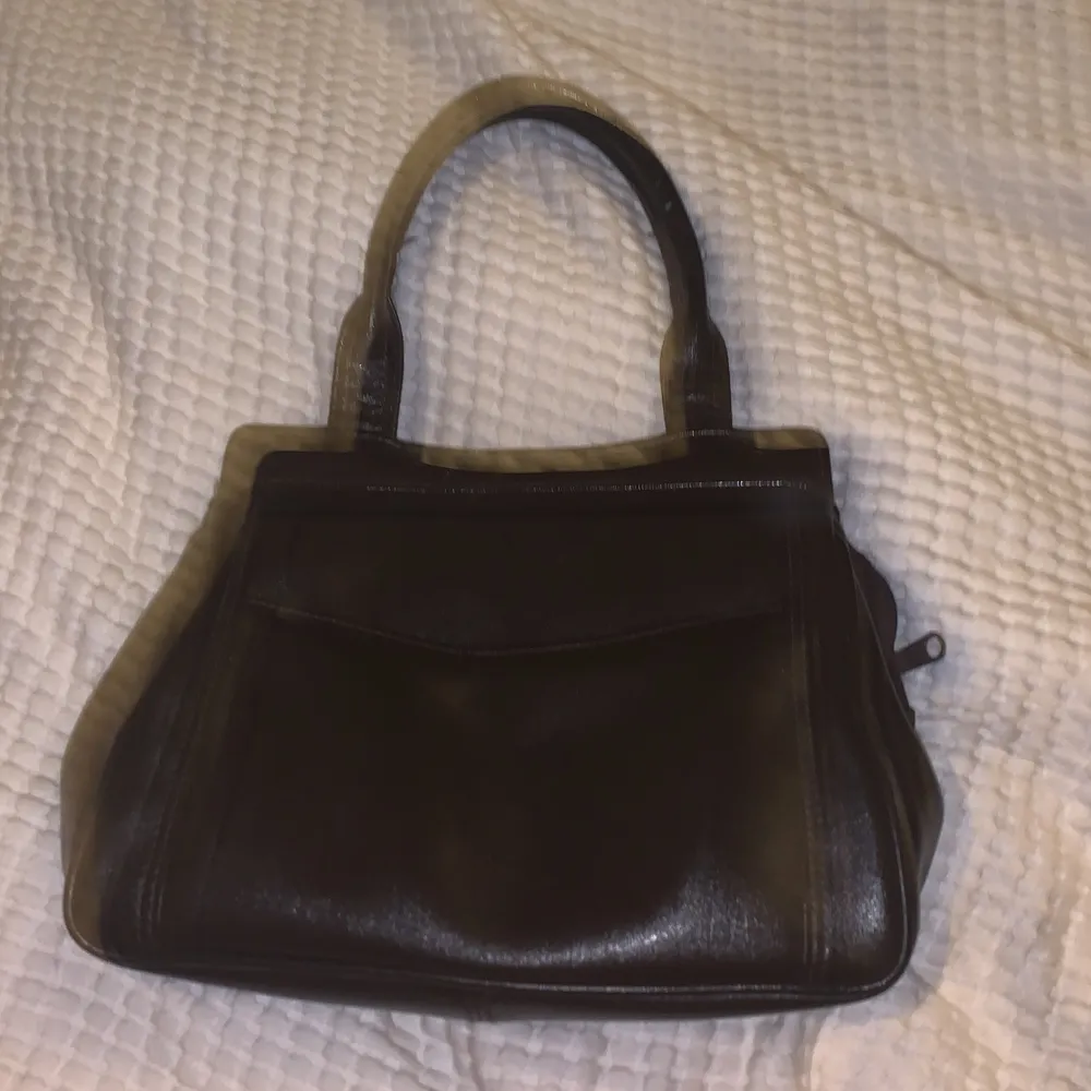 en liten mörkbrun handväska köpt secondhand. Väskor.