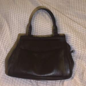 en liten mörkbrun handväska köpt secondhand