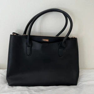 Stor handväska  - Väska som är nästan oandvänd och bra skick, köpt för 600