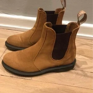 Dr Martens Chelsea boots mocka - Säljer mina Dr Martens Chelsea boots i beige mocka storlek 37 då de är försmå för mig. Använda fåtal gånger och är i mycket bra skick.