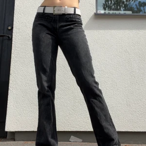 Lågmidjade jeans  - Jeans från Beyond retro. Coola fickor fram och saknar  bakfickor, hittar ej storlek i jeansen men de passar en 36-(mindre)38, alt. W 28/29 L 32. 300kr