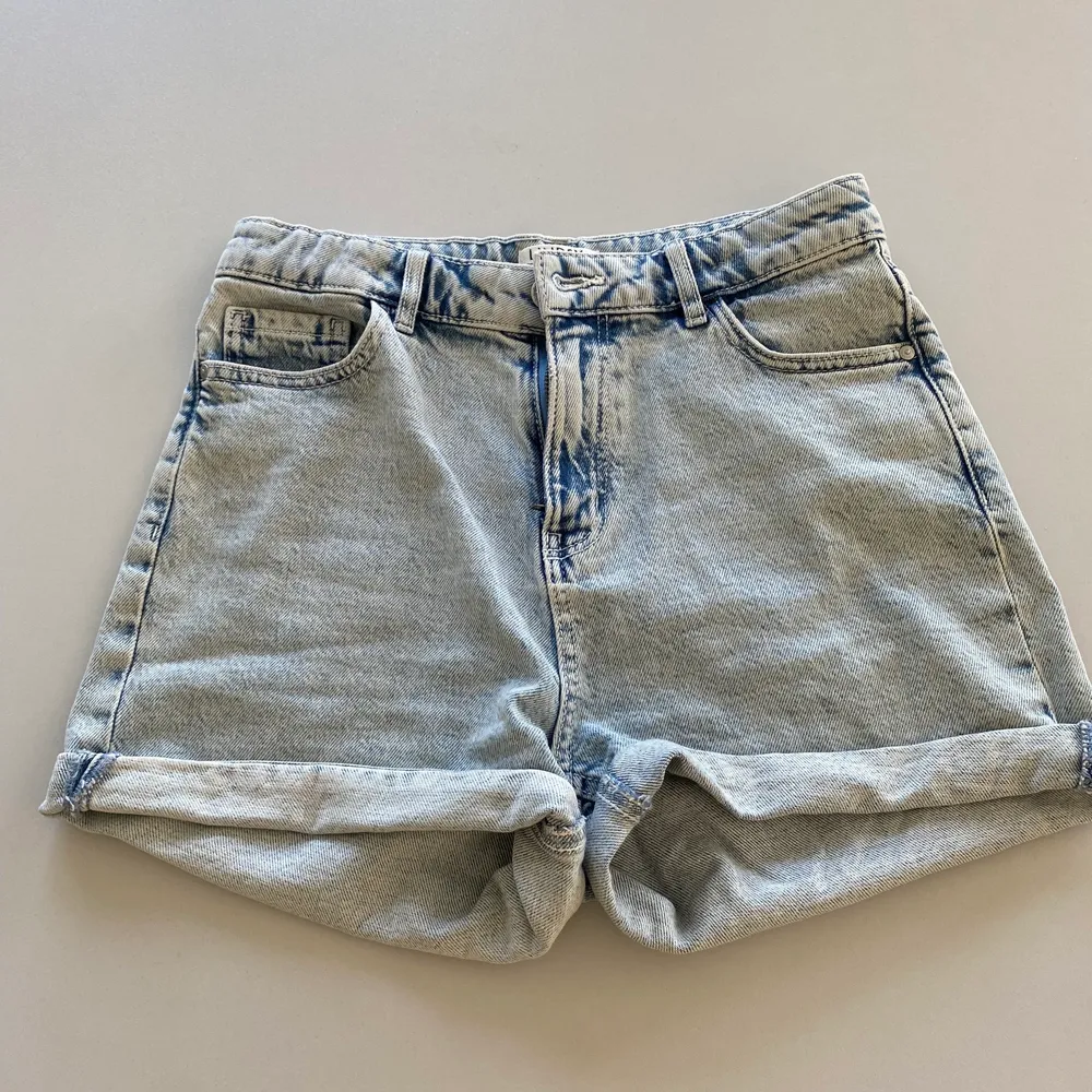 Jeans shorts till salu, dessa köptes från Lindex för 99kr och säljs för 40kr+frakt(25kr)💖☀️💘står att frakten kostar 29❌. Shorts.