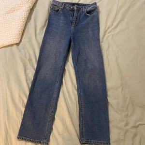 Jeans med vintagefeel - Raka jeans med hög midja i rejält jeanstyg. Så mjuka och sköna! Perfekt längd på mig som är 166 cm. Hör av dig för fler bilder eller vid frågor! 