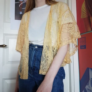Gul kofta i spets. Finns ingen storlek, men skulle nog passa xs-l, (visas på strl S på bilden) - Jättesöt gul kofta i spetstyg