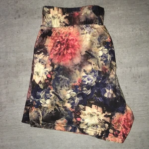 Blommiga shorts stl XS - Säljer nu favoriterna som tyvärr blivit för små :// De är med andra ord väl använda, men fortfarande i fint skick! De är supersköna, är i lent material och har fickor!