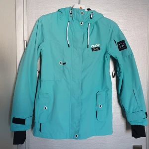 Dope jacka - Slalomjacka från Dope :). Storlek xs men passar upp till M beroende på hur man vill att den ska sitta! Jackan har en fläck på vänstra framfickan (skriv för bild). Köpt för 1300 kr. Bara att skriva om ni har frågor 🥰🥰