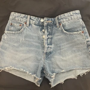 Jeanshorts - Säljer dessa nästan oanvända jeansshortsen från zara.