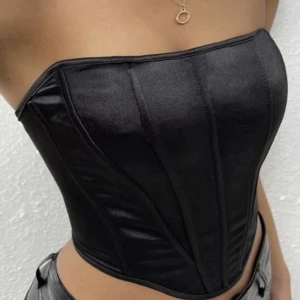 Korsettliknande topp - Säljer denna då jag inte gillar hur den satt på mig🖤Första bilden är lånad!🖤