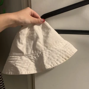 vit buckethat - perfekt för sommaren!