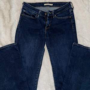 Super söta bootcut jeans i bra skick storlek 34/36💞