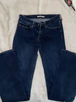 Super söta bootcut jeans i bra skick storlek 34/36💞