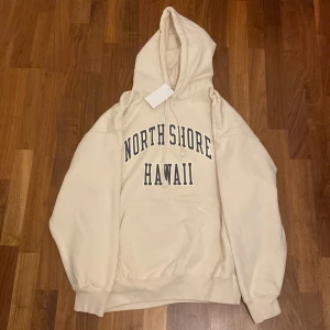 Brandy Hoodie - En overzised hoodie från Brandy Melville och aldrig använd 💗Texten är mörkblå och hoodien är Beige-gul💛 Köparen står för frakt