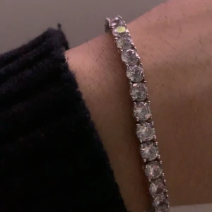Tennis Braclet 5mm, storlek 9’ - Snyggt tennis braclet som aldrig har används i storlek 9’ vilket motsvarar 22 cm