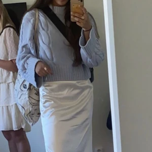 Stickad tröja  - Jättefin stickad tröja i sååå fin färg. Använd 2 gånger 