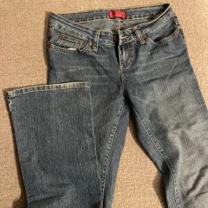 superfina blåa jeans  - låga bootcut jeans i storlek 36 skulle säga att depassar någon som är 165