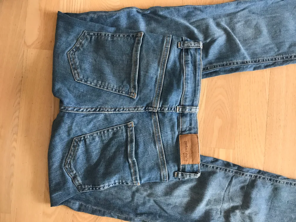 Midrise stretchiga jeans, med slits, från gina tricot💕💕. Jeans & Byxor.
