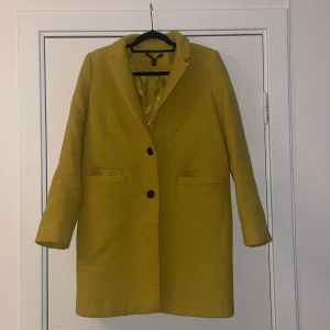 Gul kappa zara - Gul kappa från zara i storlek M. Använd men i bra skick. Frakt tillkommer 
