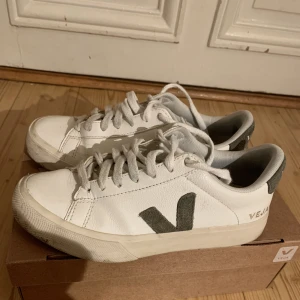 Veja skor  - Säljer mina Veja skor som är i storlek 37. De är köpta för 1450 kr och jag säljer för 850 kr. Skriv för frågor.