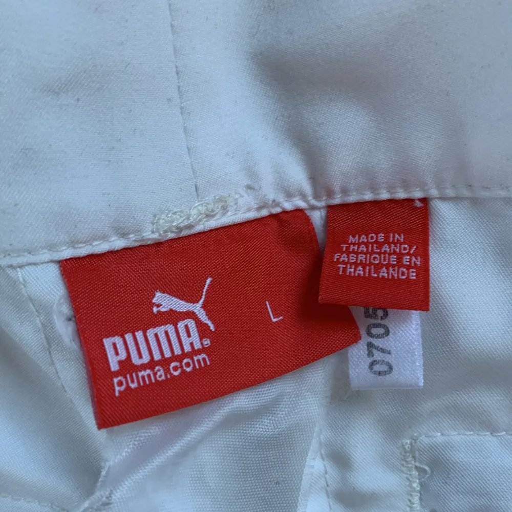 Ett par snygga Puma byxor som tyvärr är för små för mig. Den är väldigt tight, och har en speciell material. Den är lite fläckig vid bena. Men annars super snygga💗 Köparen står för frakten. Kontakta om pris💖. Jeans & Byxor.