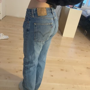 Levis jeans  - Blå baggy Levis jeans som är köpta på Plick innan. Säljer då jag inte får användning för dem. Storleken är 34/36, jag är 176 och dem är bra i längden 